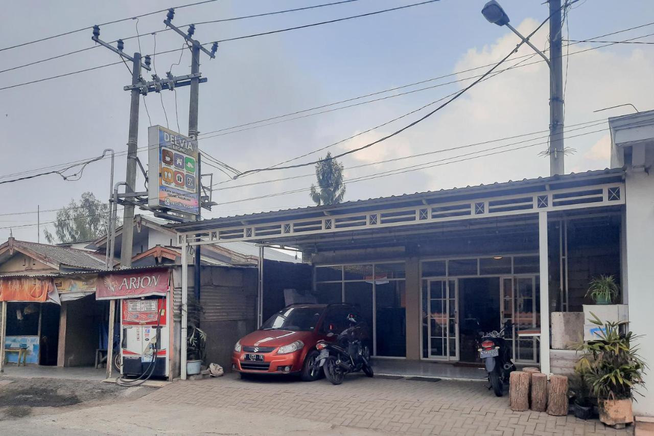 Delvia Bromo Homestay Mitra Reddoorz Pasuruan Exterior foto